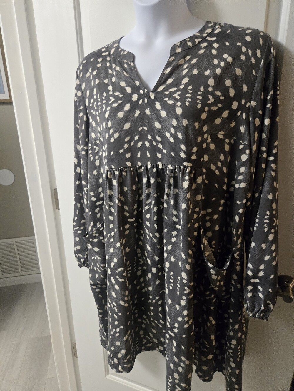 Women's Gray and White Patterned V-Neck Dress